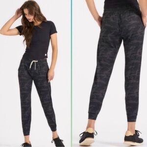 NWOT: Vuori Women's Performance Black Camouflage Jogger Pants- Size Medium